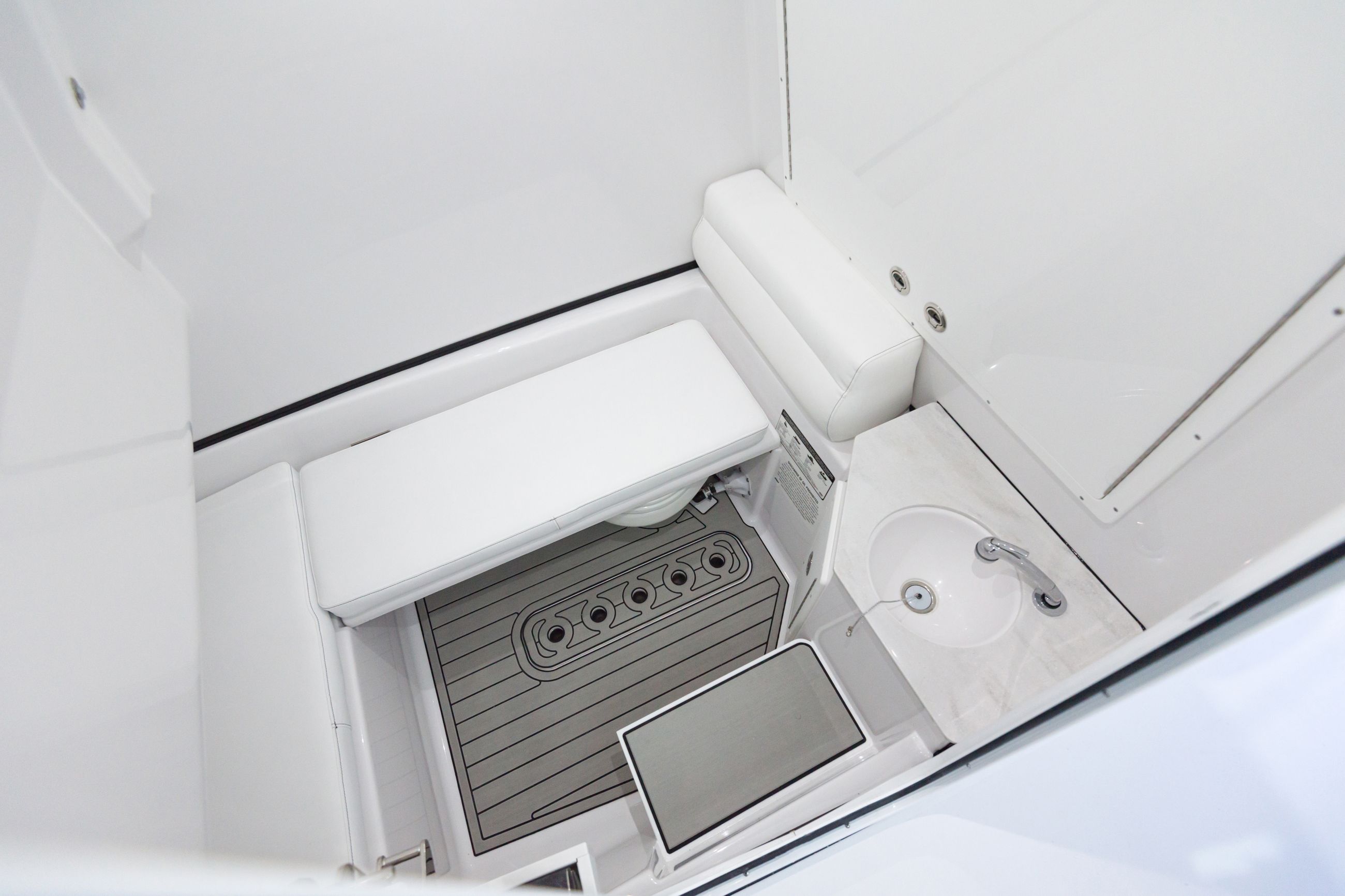 Detail image of Enclosed Head