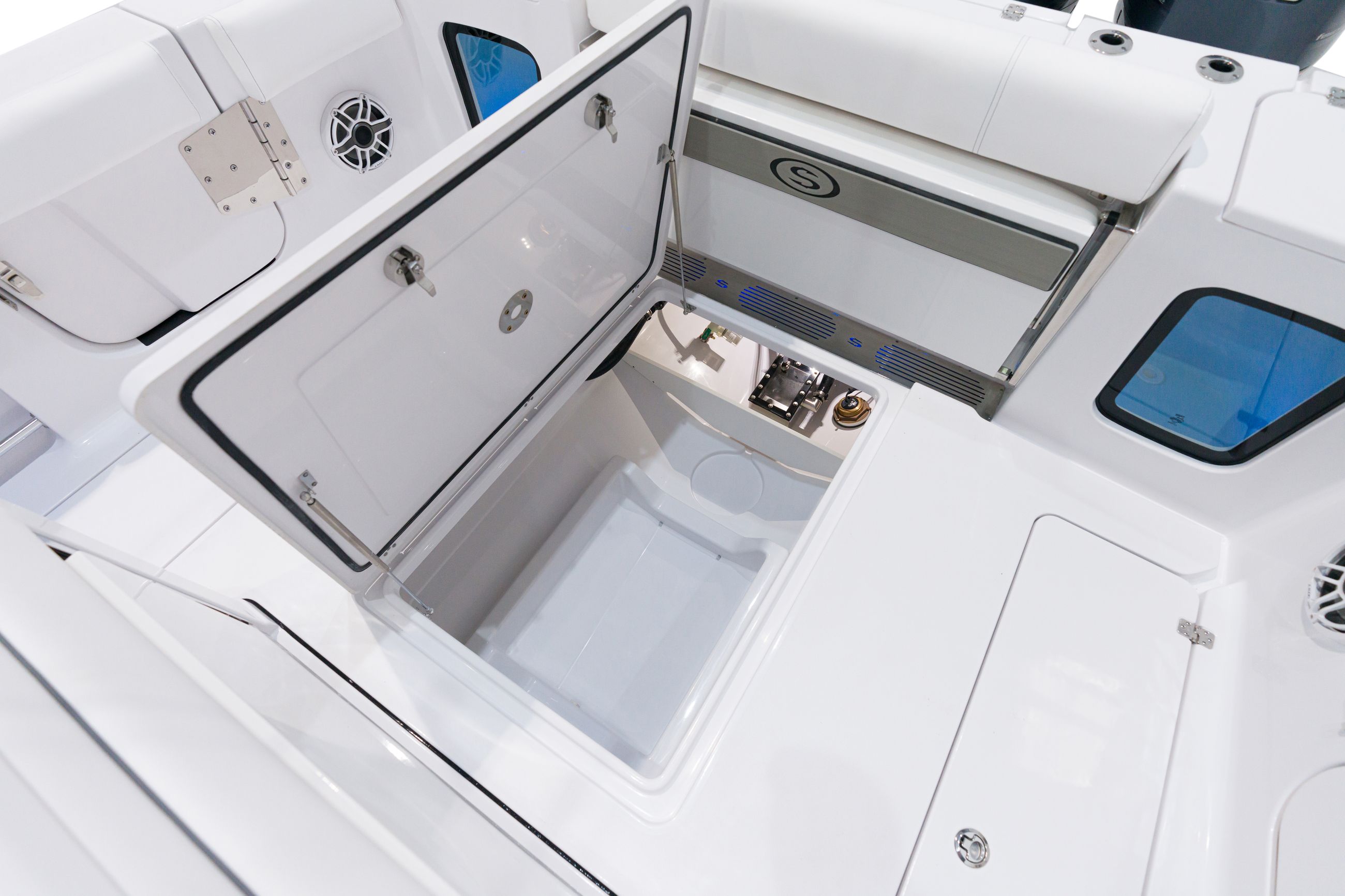 Detail image of Built-in Stringer Seakeeper Pod