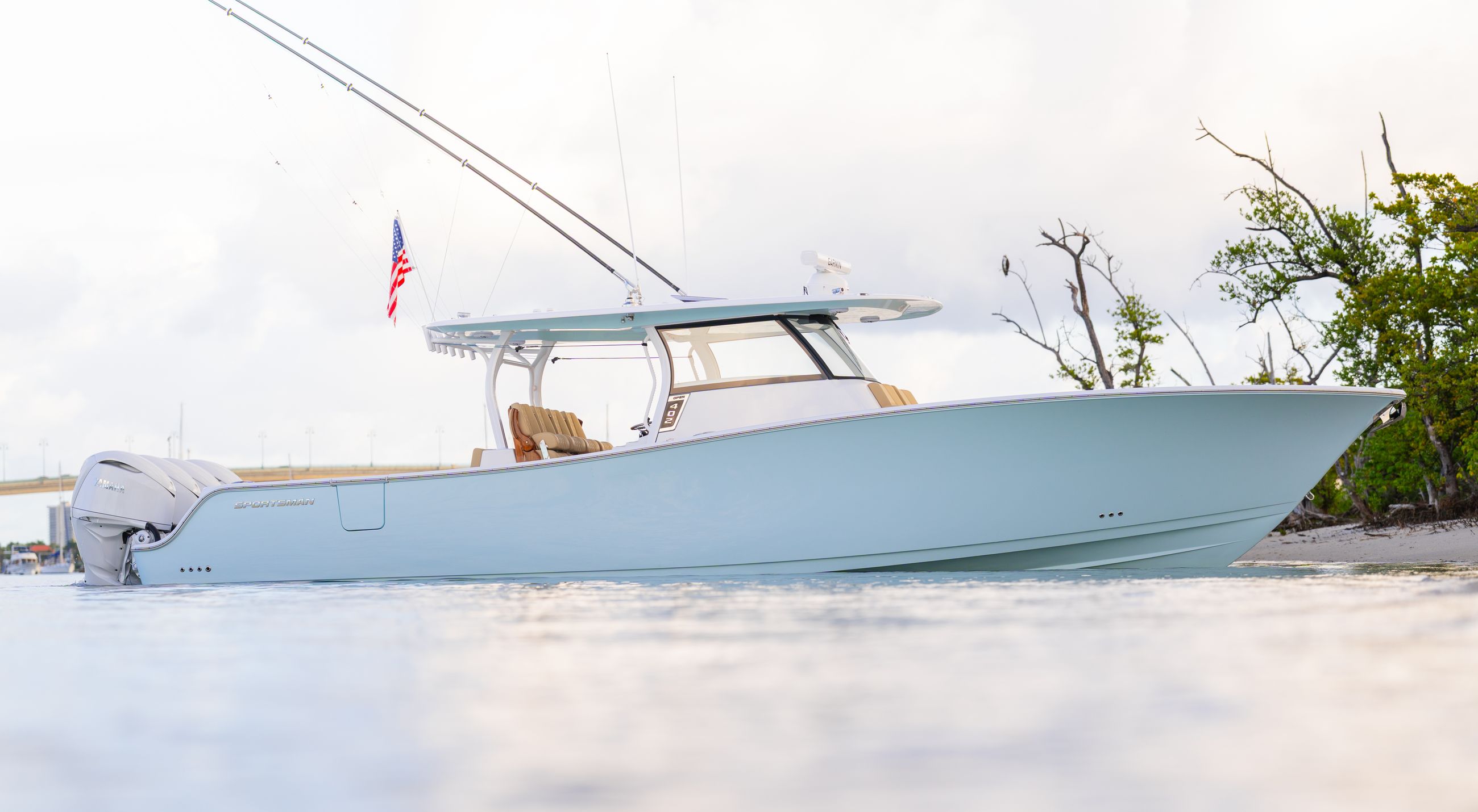 Explore the timeless lineup of family-friendly offshore center consoles and bay boats from 20 to 40 by Sportsman Boats.