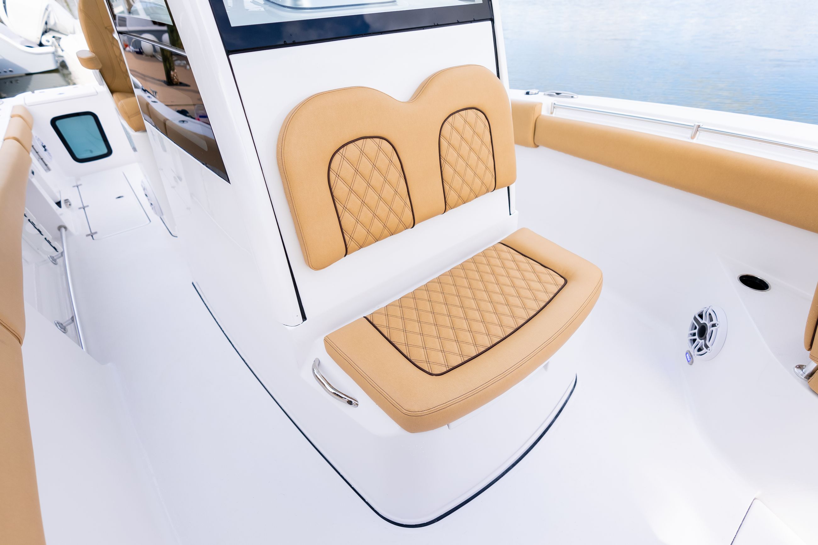 Open 282 Center Console · Features