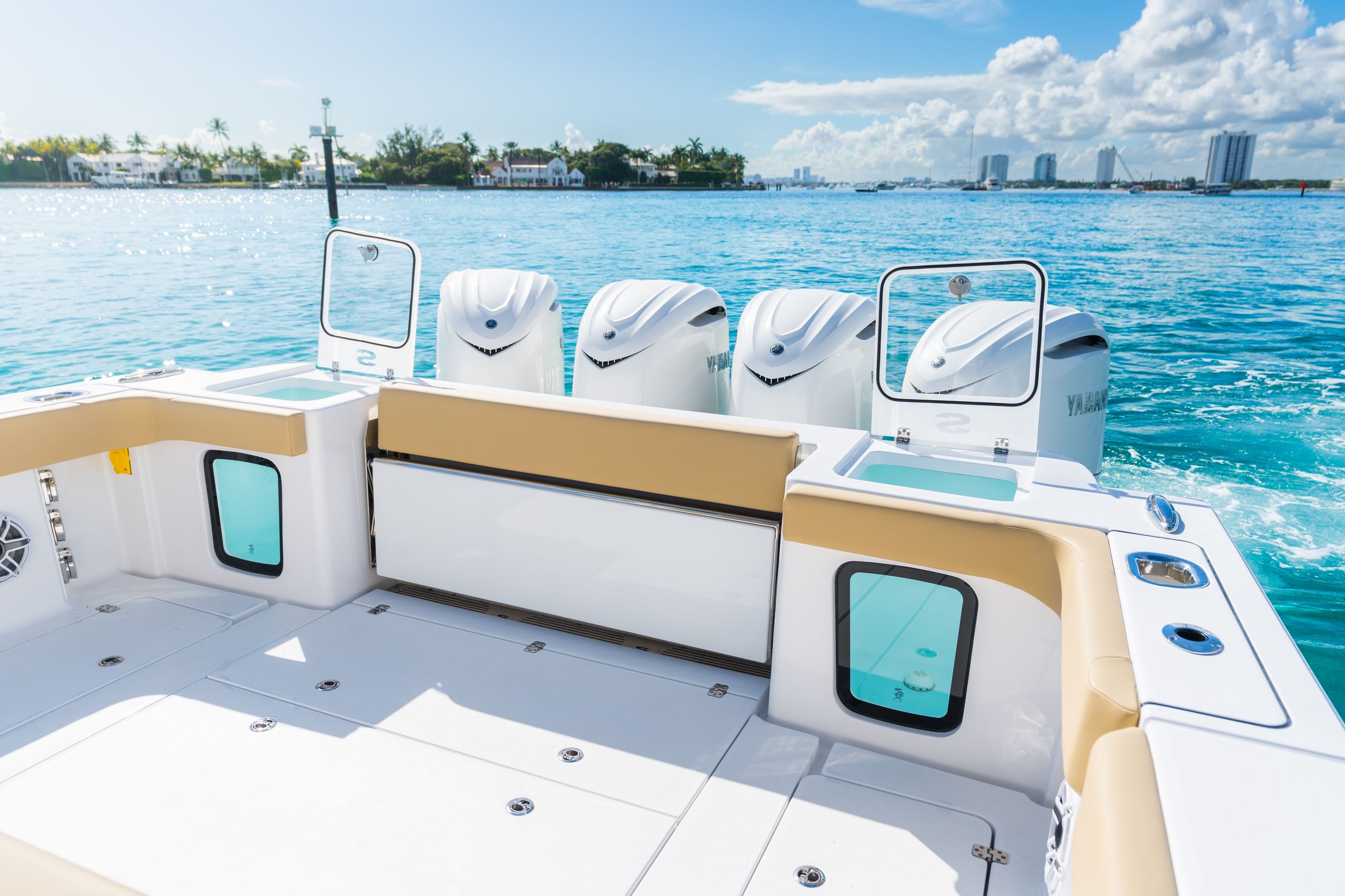 Detail image of Twin Pressurized 40-Gallon Aquarium Livewells w/ Clear Lids