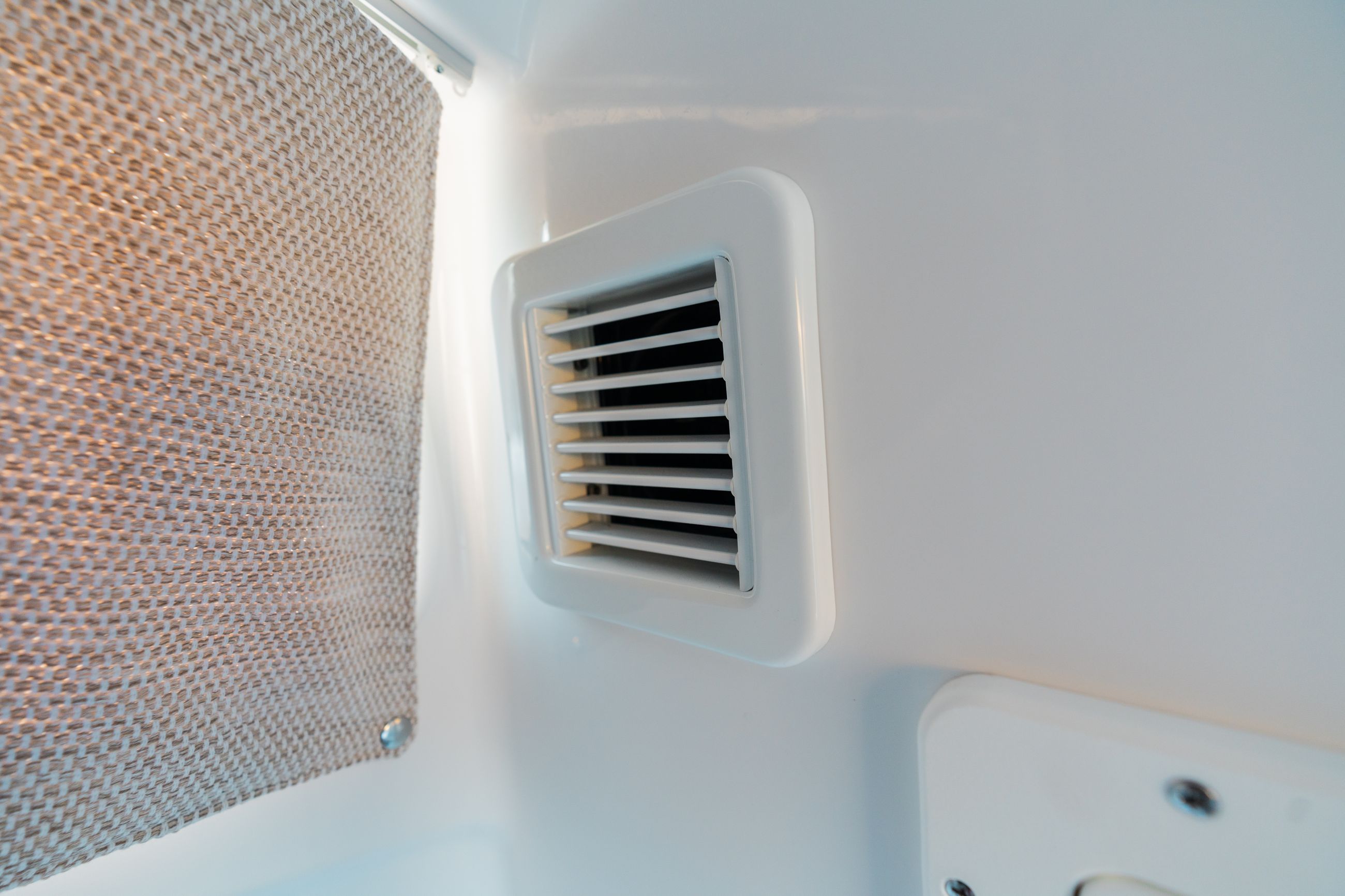 Detail image of Air Conditioning (12V 3500 BTU)