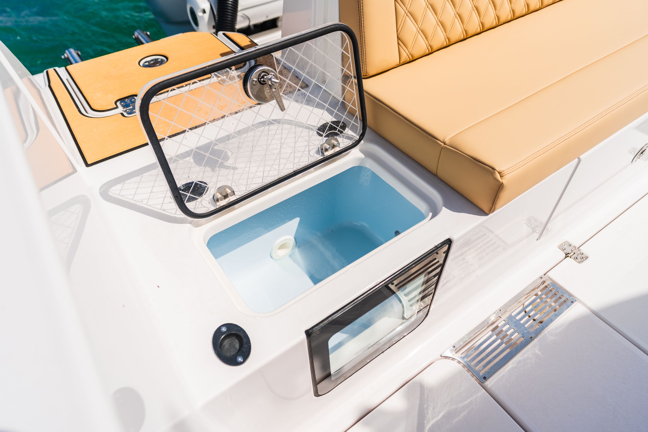 Detail image of Transom Aquarium 16-Gallon Livewells