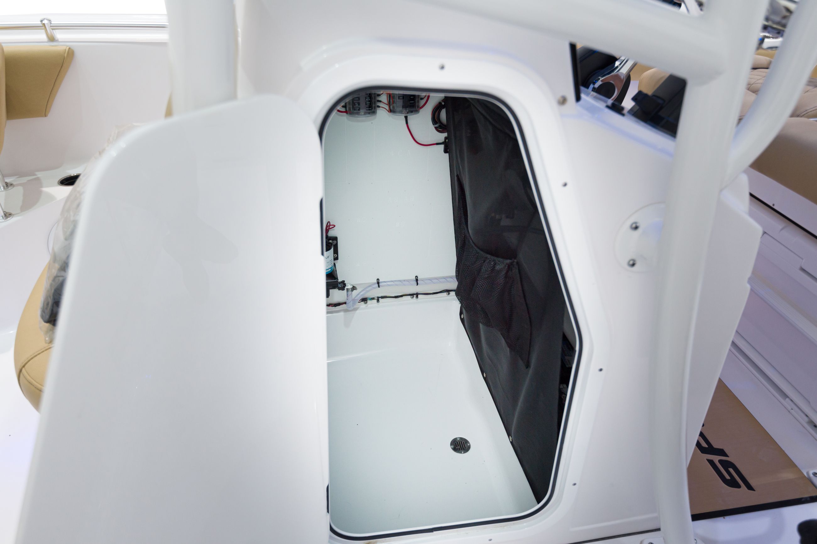 Detail image of Enclosed Head