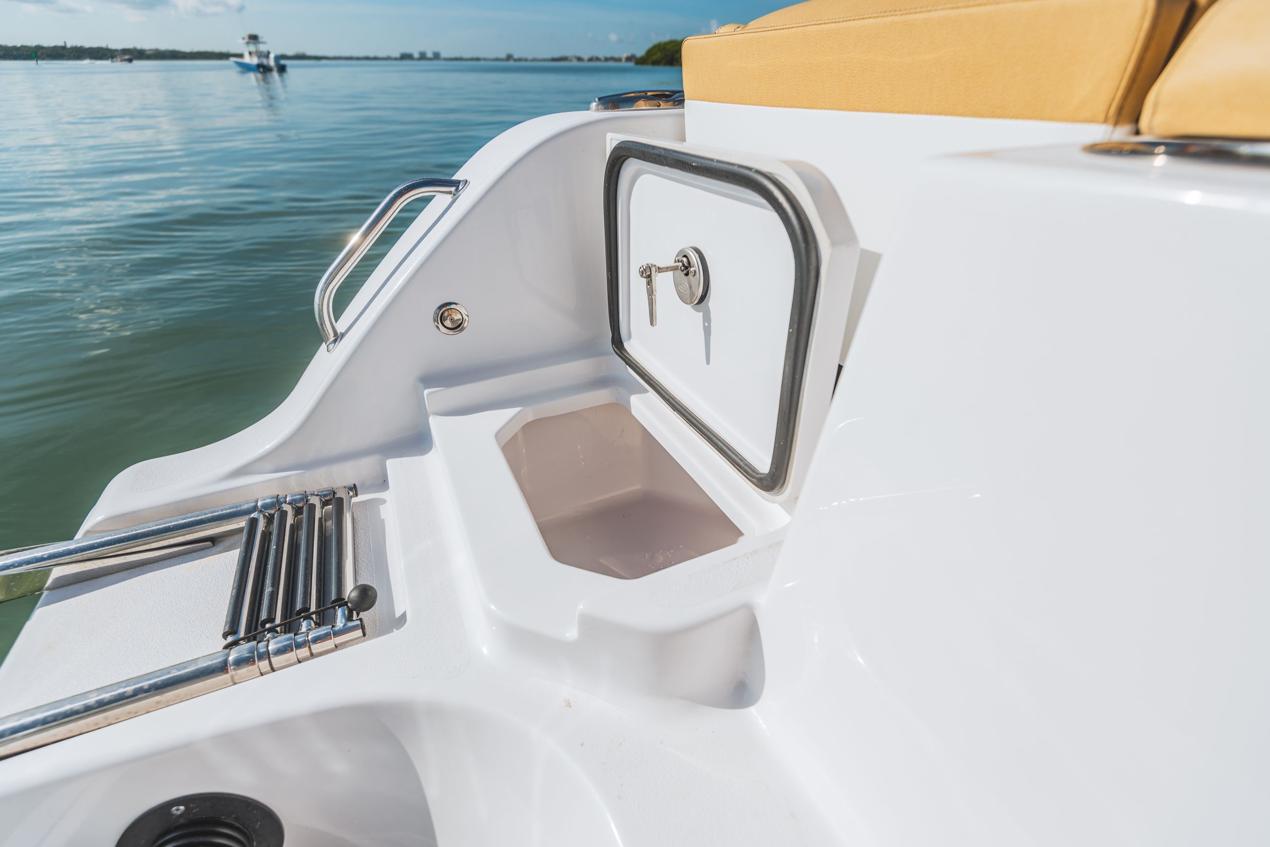 Heritage 261 Center Console · Features