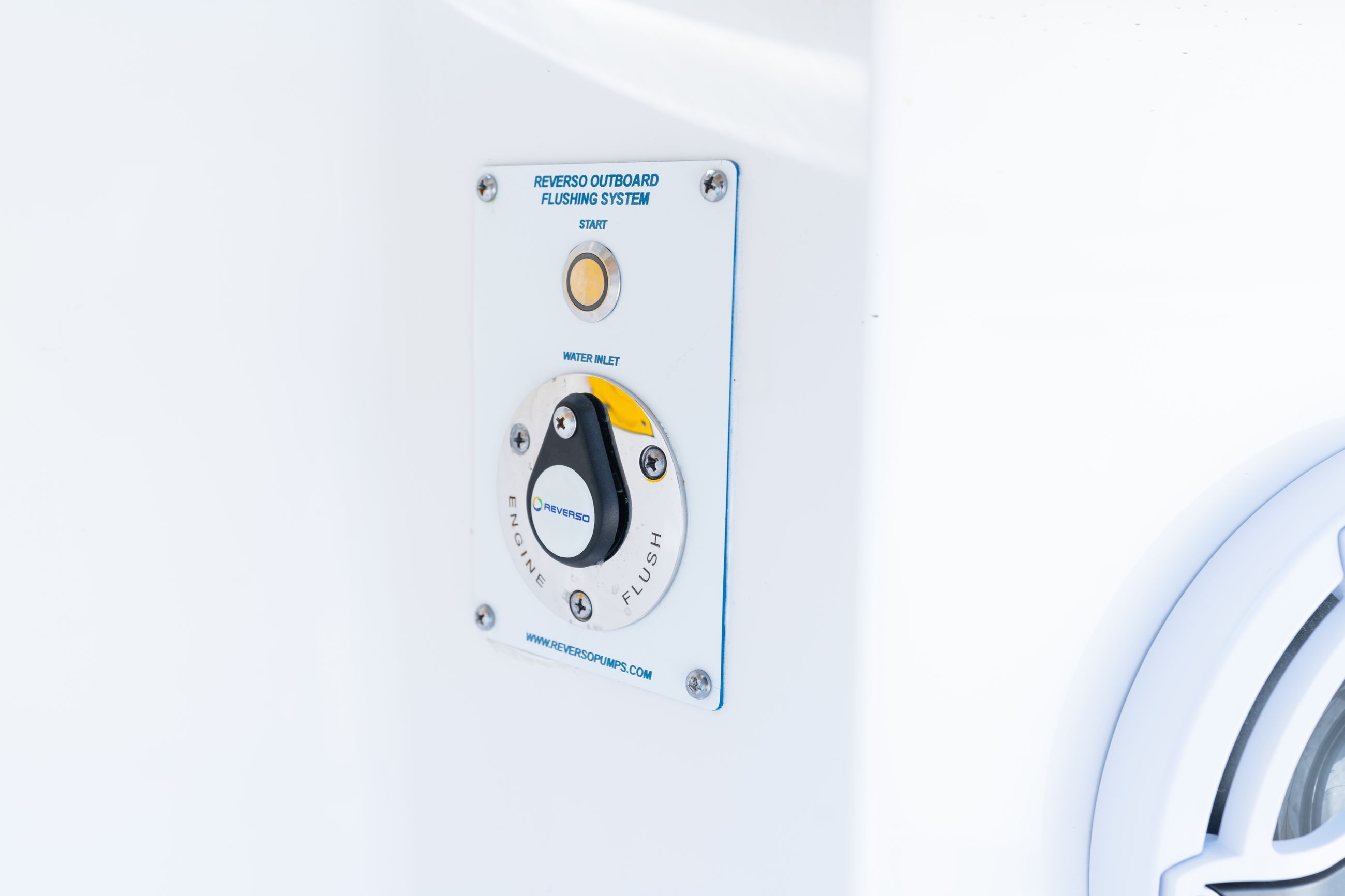 Detail image of Reverso Automatic Outboard Flushing System
