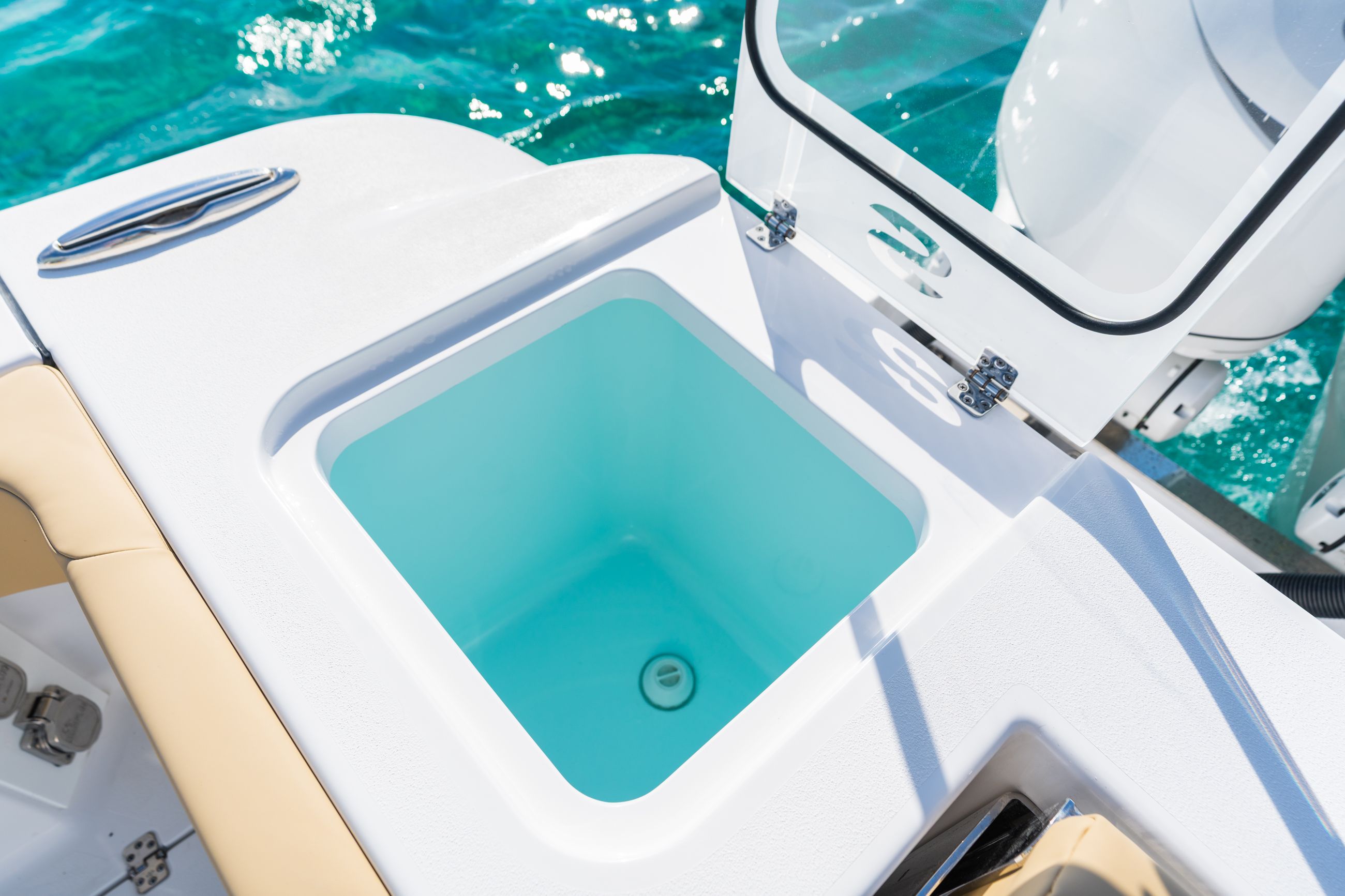 Detail image of Twin Pressurized 40-Gallon Aquarium Livewells w/ Clear Lids