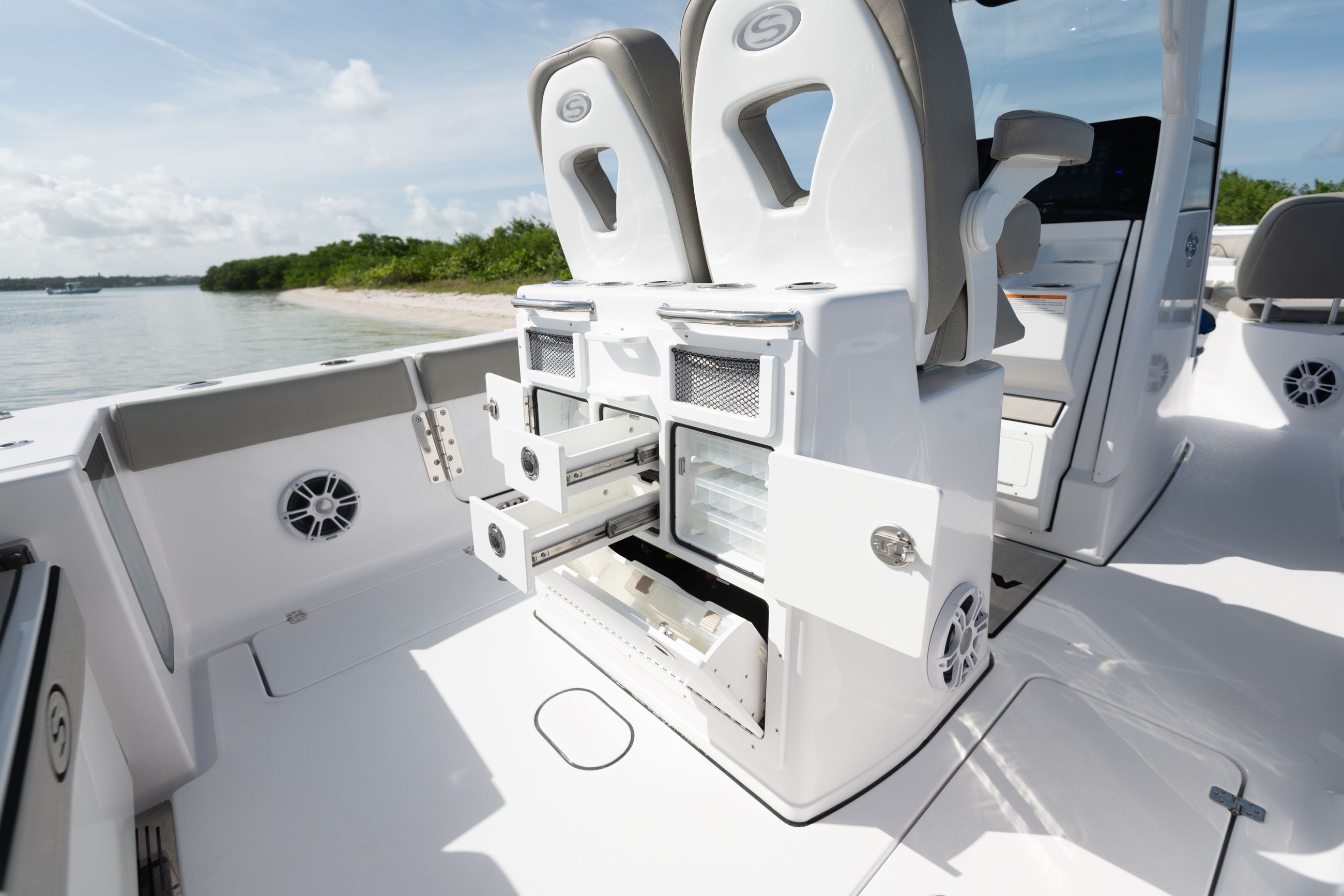 Open 262 Center Console · Features