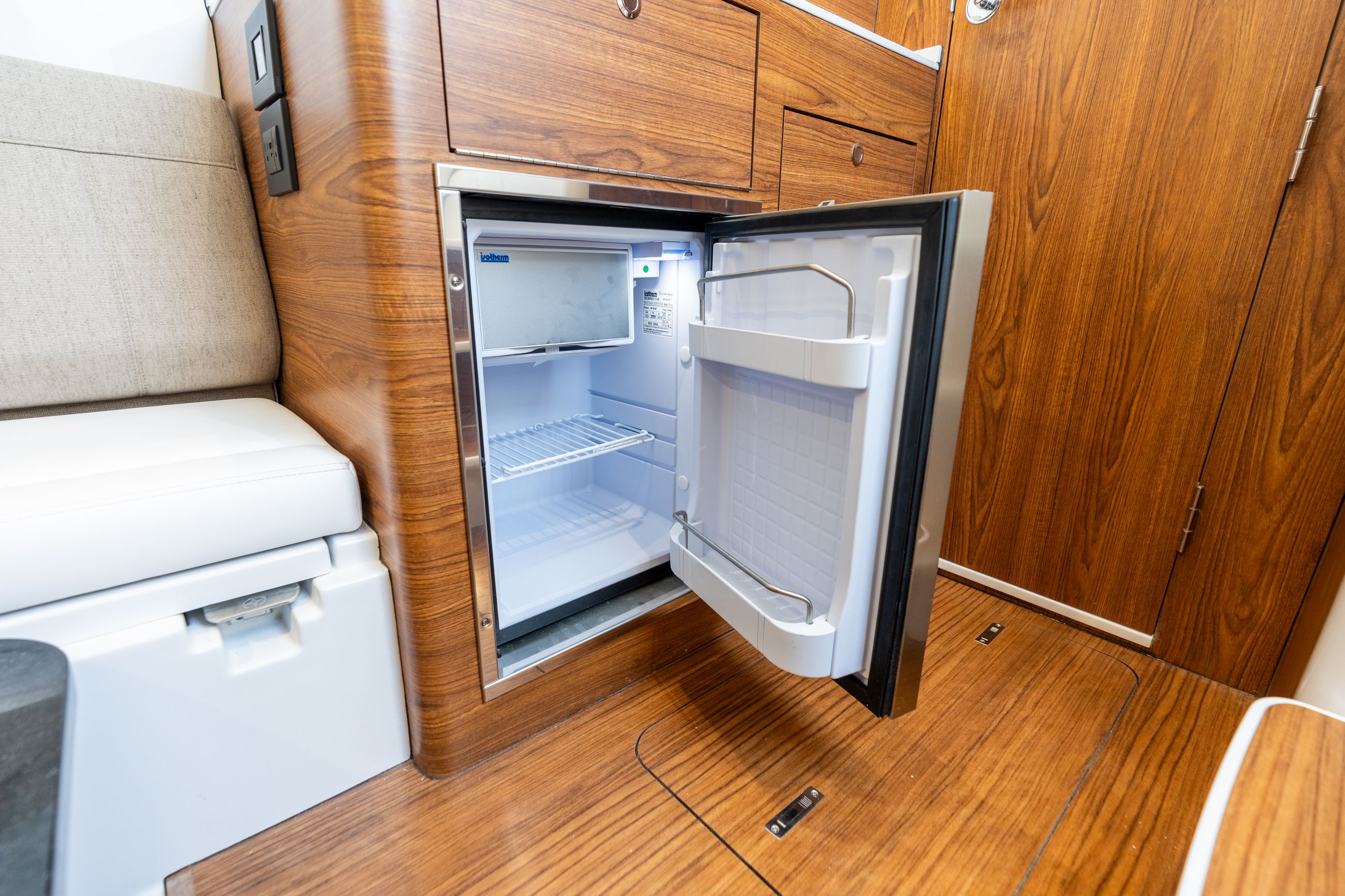 Detail image of Full Galley w/ Microwave, Cooktop & Refrigerator