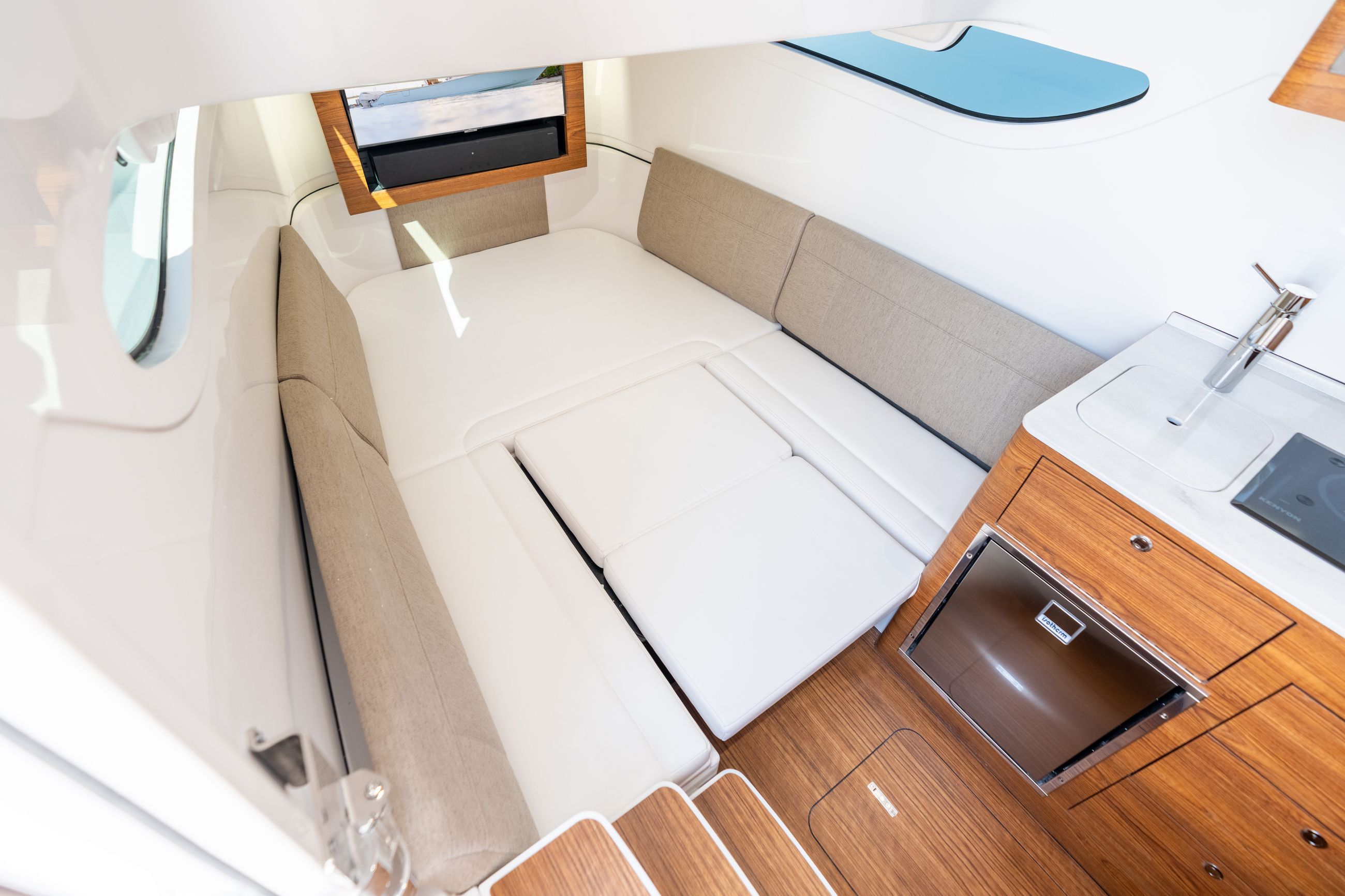 Detail image of Convertible Queen-Sized Bed / U-Shaped Dinette Seating