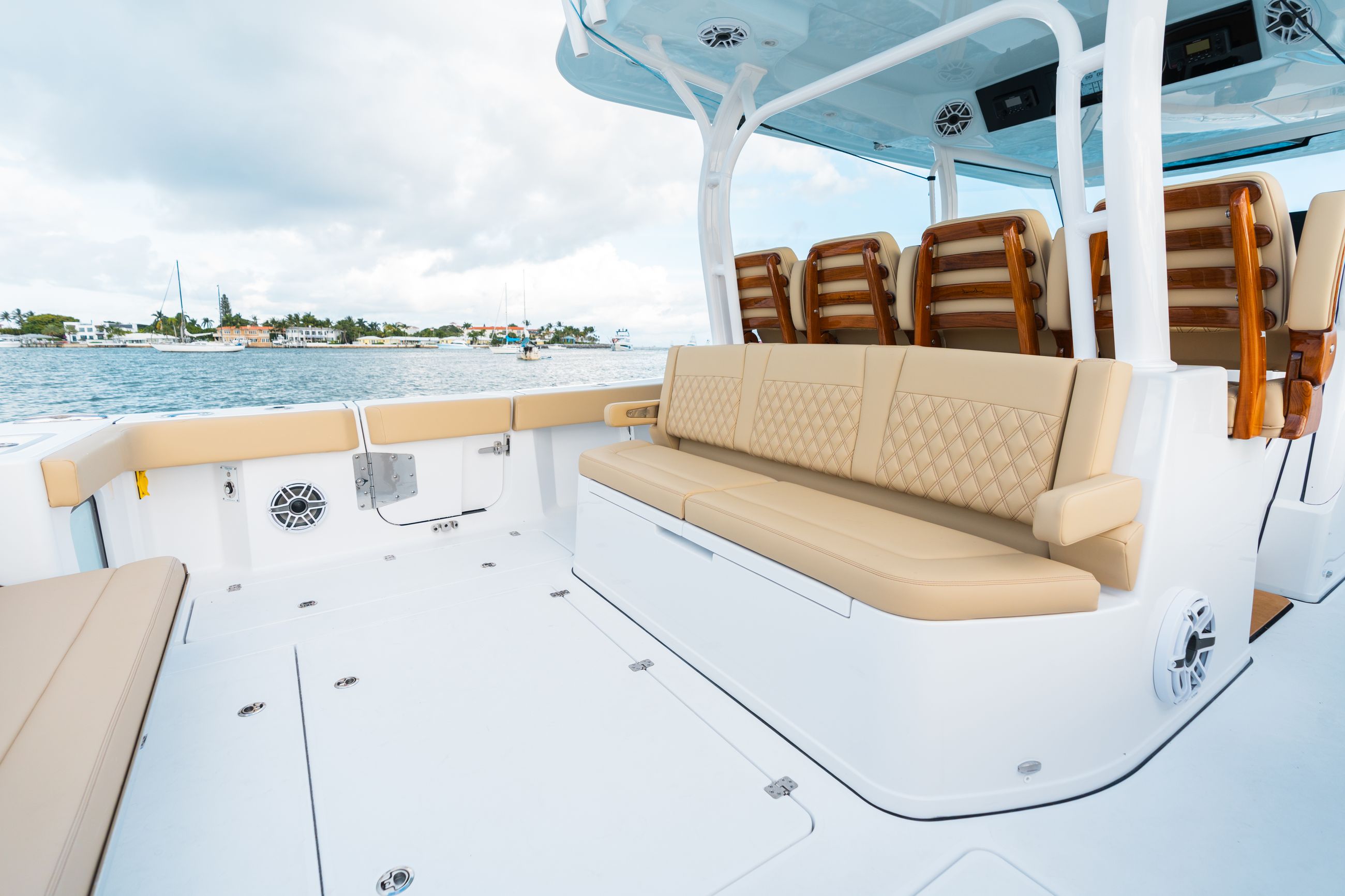 Detail image of Fiberglass Leaning Post w/ Mezzanine Rear Facing Seat