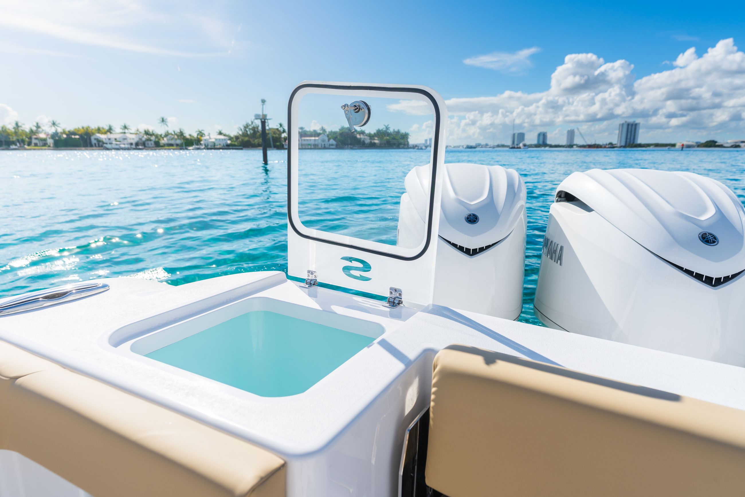 Detail image of Twin Pressurized 40-Gallon Aquarium Livewells w/ Clear Lids