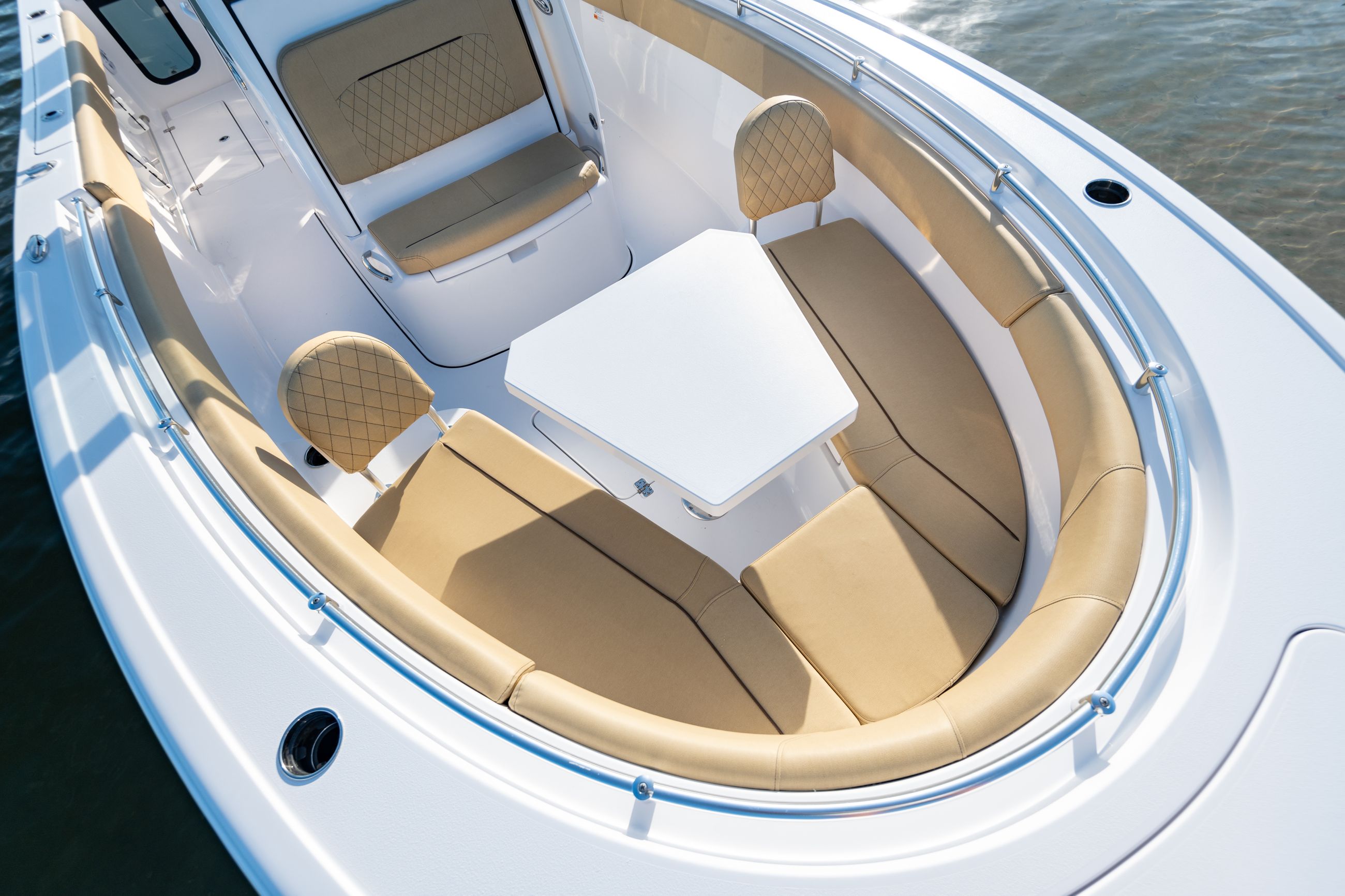 Open 252 Center Console · Features