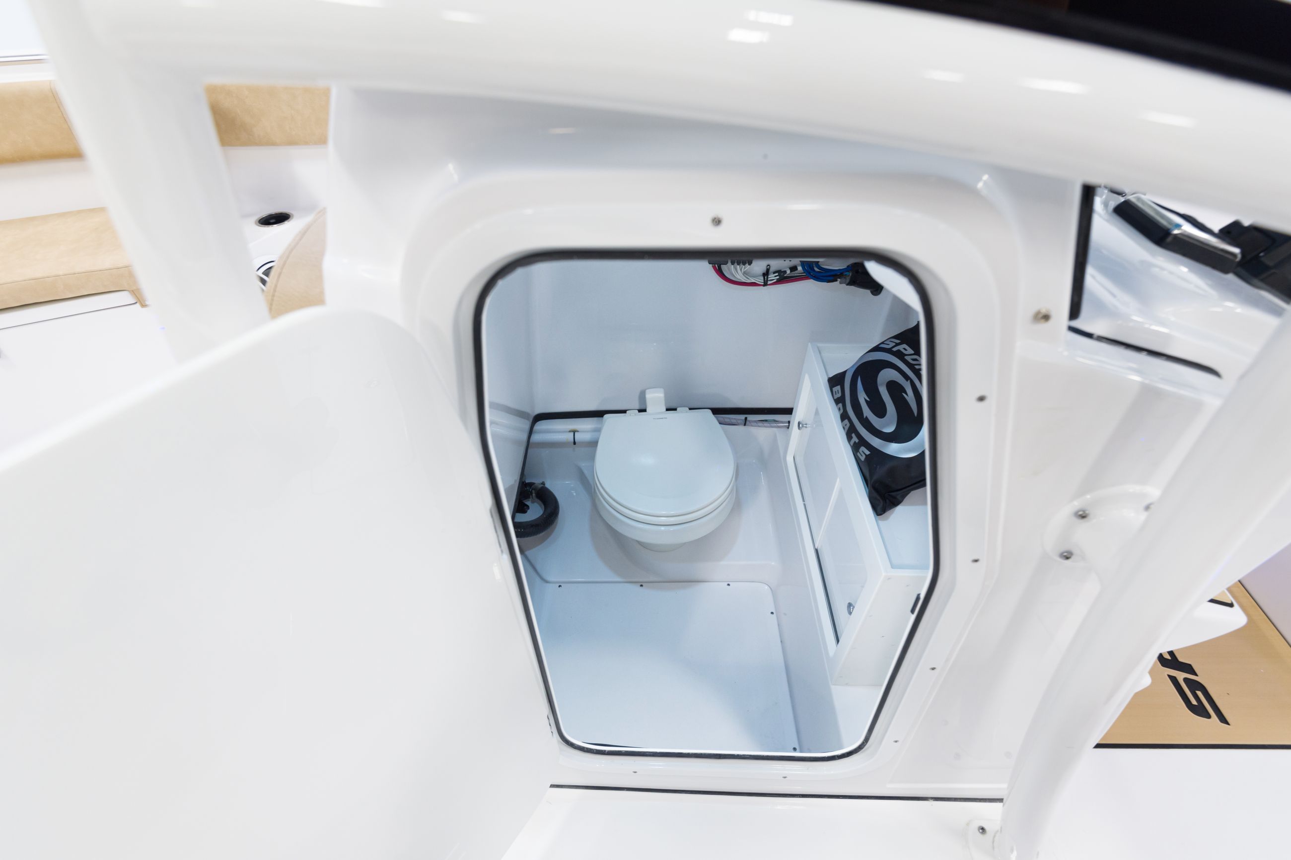 Open 252 Center Console · Features | Sportsman Boats