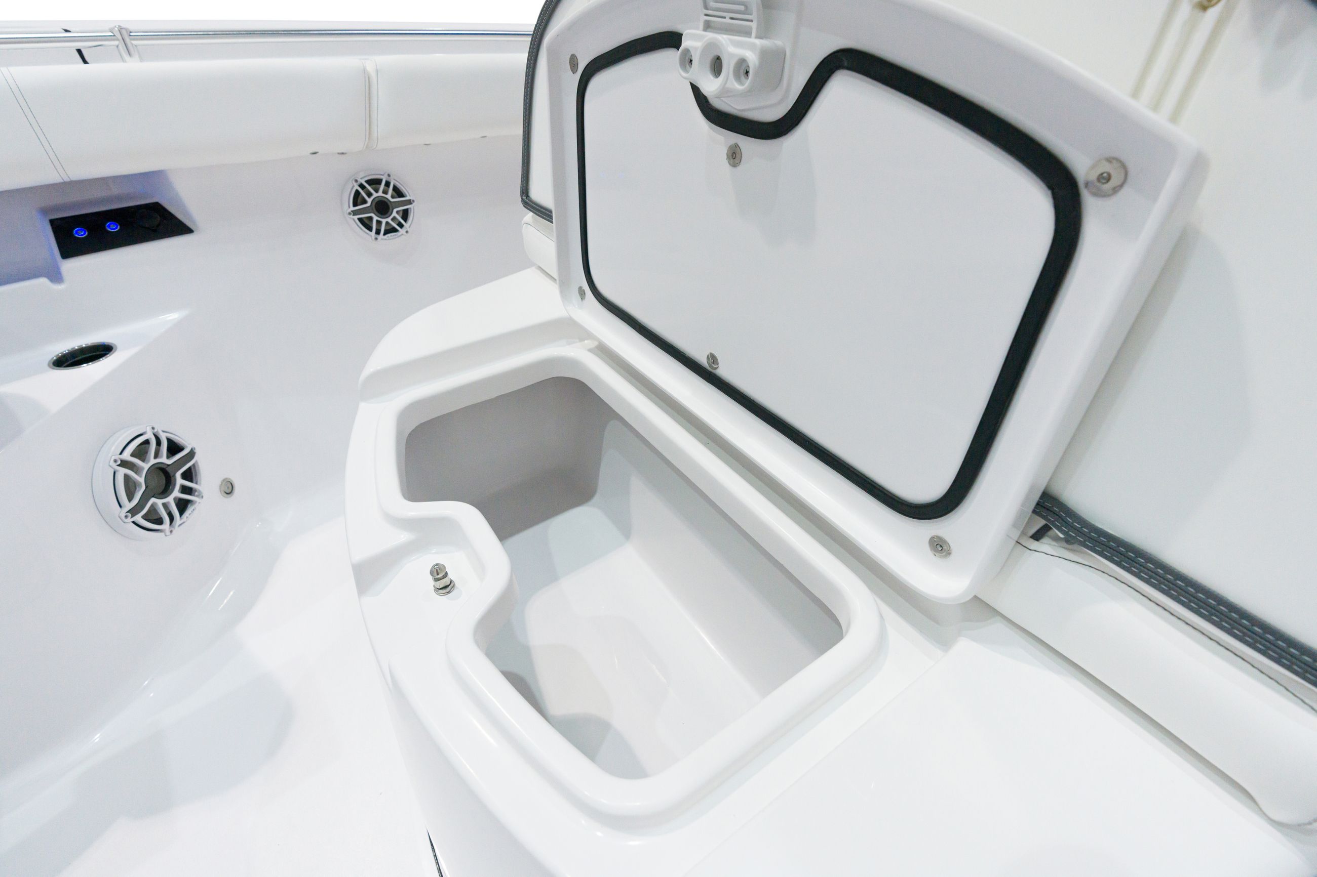 Open 352 Center Console · Features Sportsman Boats